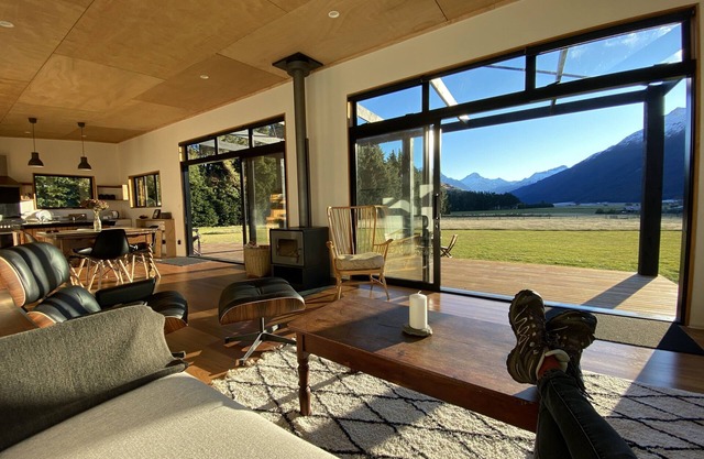 Makarora Bach - Sunny house with spectacular mountain views. Sleeps 6 plus pets.