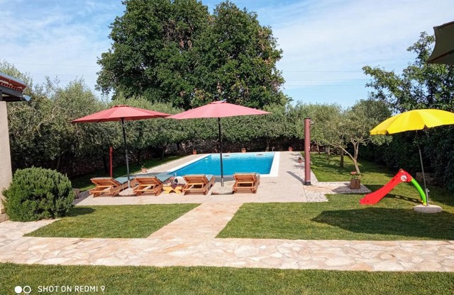 Mala kuća sa velikim grijanim bazenom ANTONIO