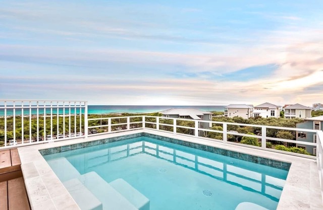 Mala luxe-Rooftop Heated Pool-Steps to beach!