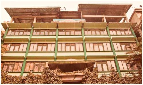 Mall Road Hotel Shambhu Darjeeling - Prime Location - Near Chauk Bazar - Best Hotel in Heart of Tiger Hill City