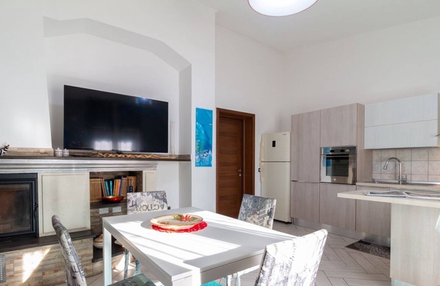 Mameli Apartment - Two Bedroom Apartment, Sleeps 6