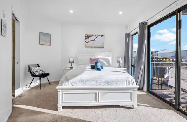 Manly Beach View Townhouse Haven - Coastal Retreat walk to the shops and water!