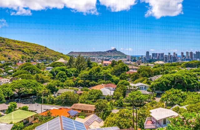 Manoa Valley A 2BR with ocean and mountain views