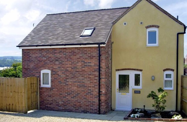 MANOR COTTAGE, pet friendly, with a garden in Ludlow