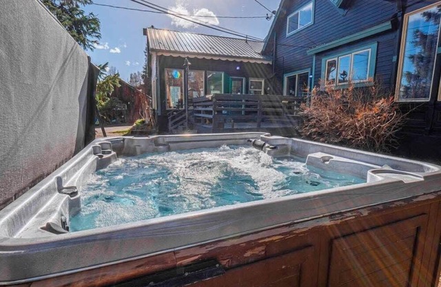 Mansion off Main, HotTub-Sauna-PoolTable-Pets OK!
