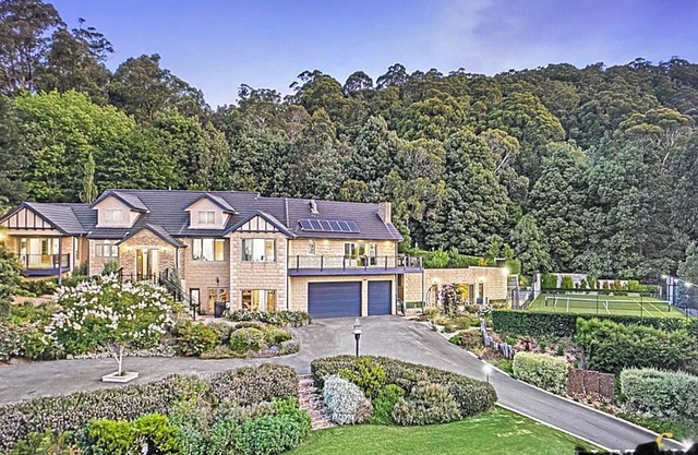 Mansion with views, pool, tennis court, bbq area and gardens near Sherbrooke