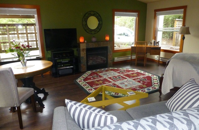 Manzanita Lover's Bungalow; Perfect for "TWO"; 1/2 Block from Beach