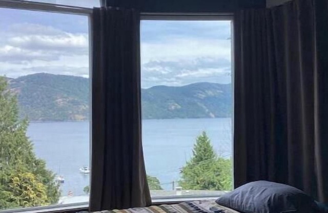 Maple Bay with ocean view and beach close by. Message host for Snowbird stays