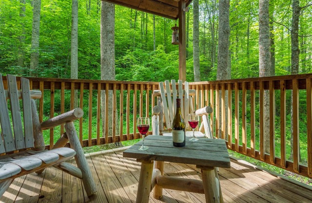 Maple Creek Cabin, Fireplace+Fire Pit, Grill & Wi-Fi, Private, Nearby Skiing!