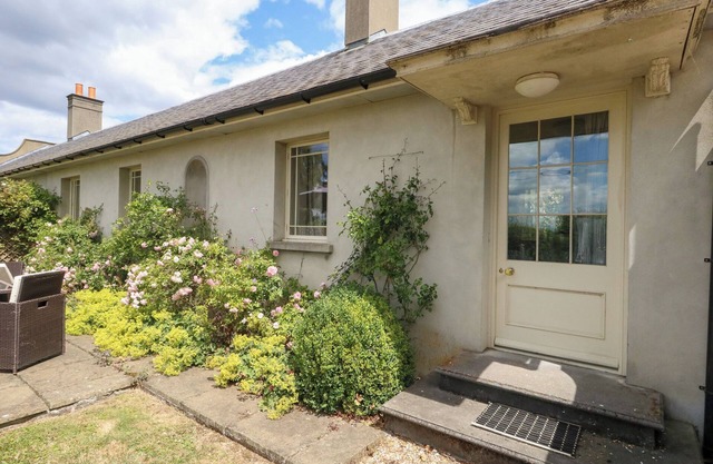 MAPPOWDER COTTAGE, pet friendly, with open fire in Buckland Newton