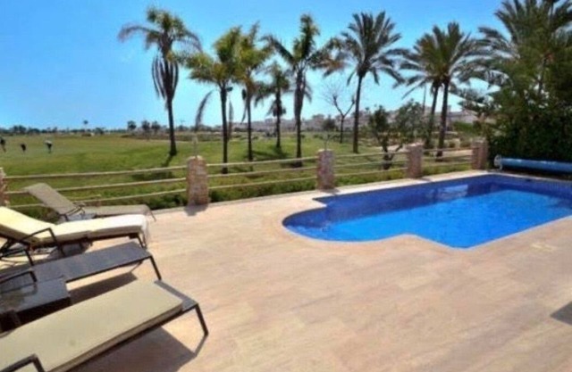 Mar Menor Golf Resort, luxury 3 bed villa with private pool & 6th green location
