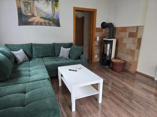 Marburg Apartment entspannter Erwin in ruhiger Waldrandlage mit Balkon und Kamin