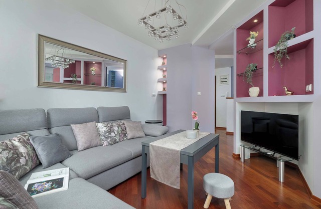 Marczyńskiego 3 Kraków | Grey and Pink Apartment with Parking, Desk, Terrace and