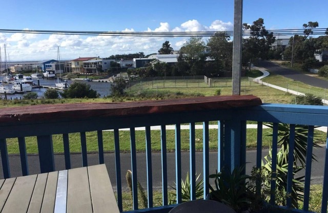 Marina Quays-Beautiful Views Opposite the Marina. Pet Friendly. Whole house