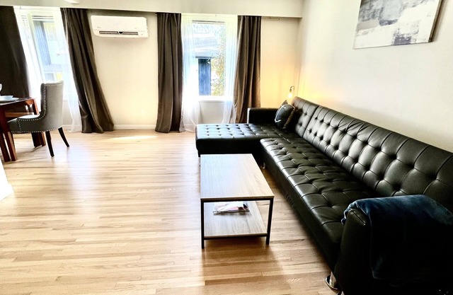 Marina Side 2 Bedroom 1 Bathroom Updated Apartment