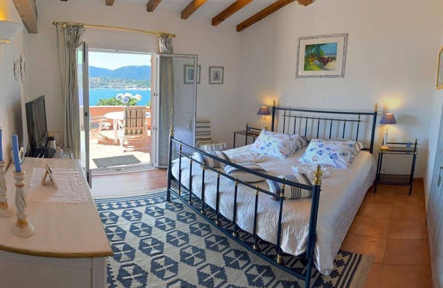 MARINE Bed and breakfast facing the sea, large terrace