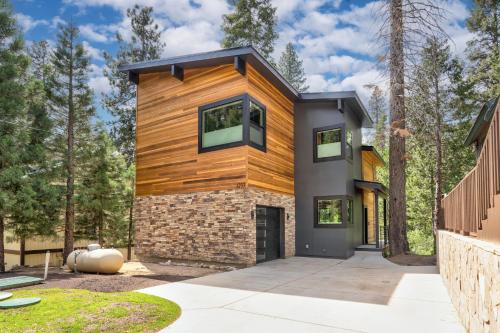 Mariposa Grove Creekside Retreat
