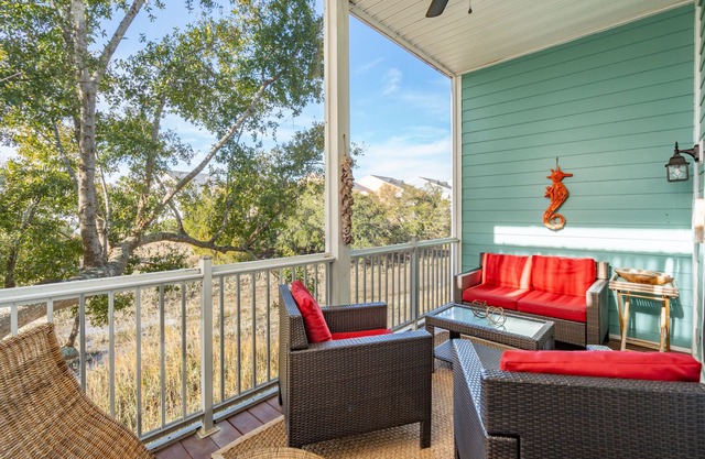 Marsh & River Views, Large Screen Porch, Community Pool & Dock - Crawdads Sing