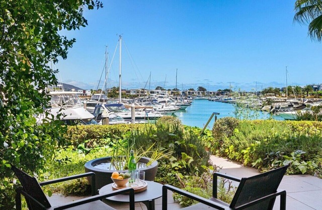 Martha's Retreat - Waterfront Luxury