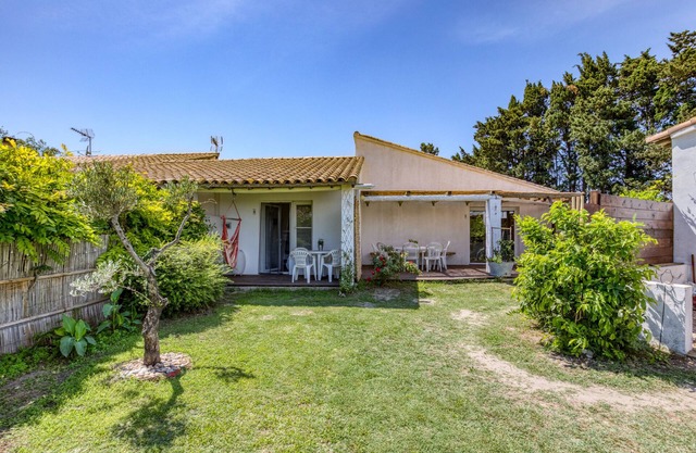 'Mas Des Cypres-Ensemble De 4 Mazets' with Private Terrace, Shared Garden and Wi-Fi