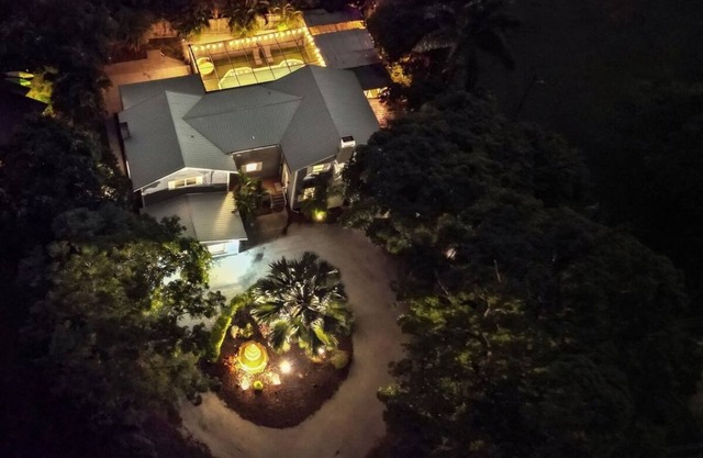 Massive 5 Bedroom - All Suites, w 6 Baths Hot Tub