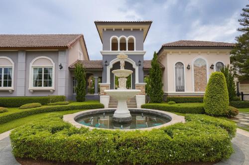 Massive Private 4BR Townhouse Pool& Gym Bangna