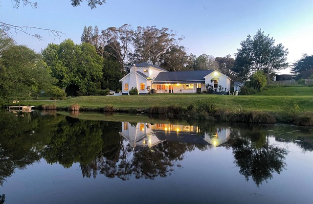 Master Bedroom @ Te Rangi Lodge 5 mins of SH3. Evening Meals available. Pets OK.