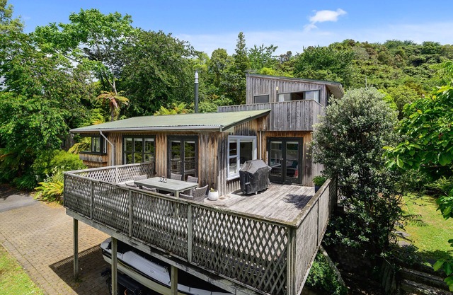 MAUNGA MOANA AT LAKE TARAWERA WITH THE BEST SWIMMING BEACH A SHORT WALK AWAY