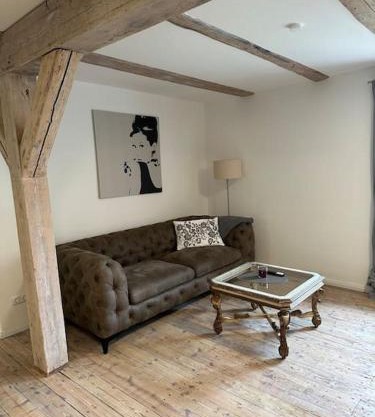 Maurine im alten Speicher