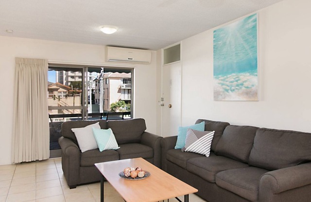 Maybury Unit 3 only a 70 Metre walk to Rainbow Bay beach Coolangatta FREE Unlimited Wi-Fi