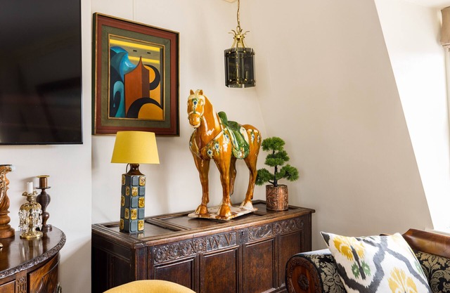 Mayfair Centre 3-Bed 6-Guest Penthouse w/Patio & AC Berkeley Square