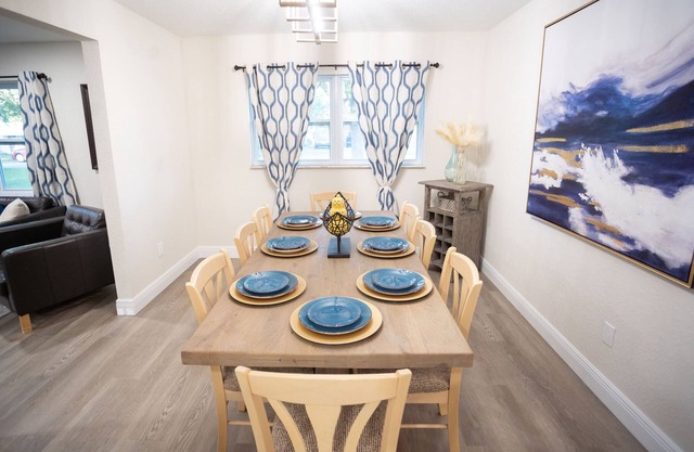 Mayfair Forrest Retreat !nCome and Enjoy our Clean and Spacious home sleeps 18!