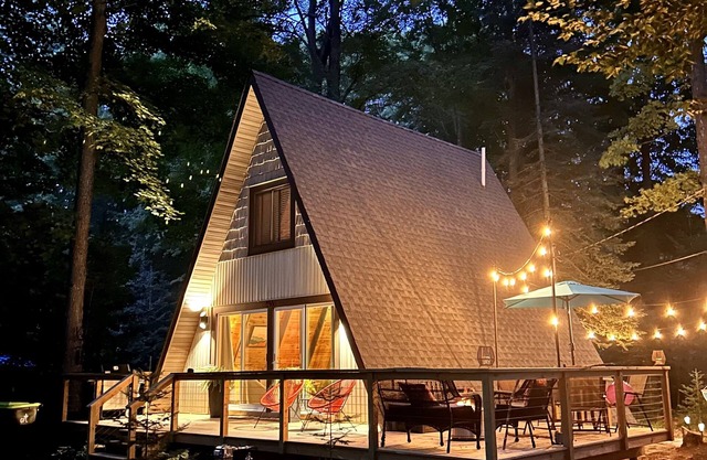 MCM A-frame: HOT TUB; Lake; Fall Colors; Fireplace; Nature; Cozy; Kayaks