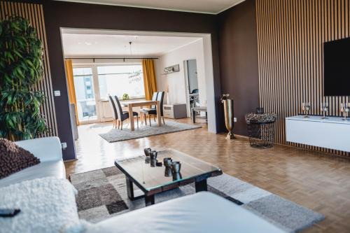 ME Homes - große moderne Designer-Wohnung für Urlaub und Business - mit Küche, Büro, Balkon und 2 Parkplätzen