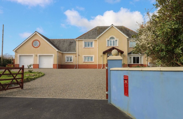 MEADOW CROFT, family friendly, with a garden in Haverfordwest