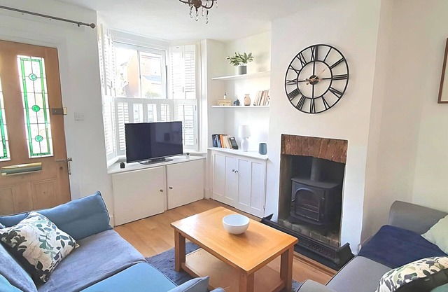 Meadvale - Lovely 3 Bed Victorian House