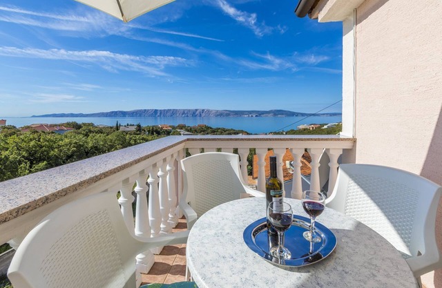 Mediterranean flat just 470 metres from the beach with sea view, baby cot, barbecue