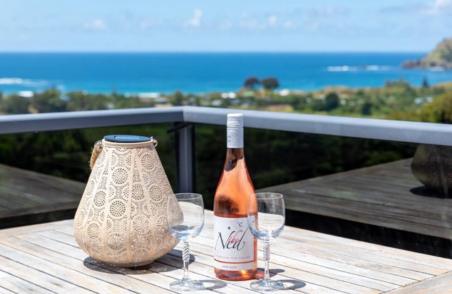 Medland Magic-enjoy privacy, views and the beach