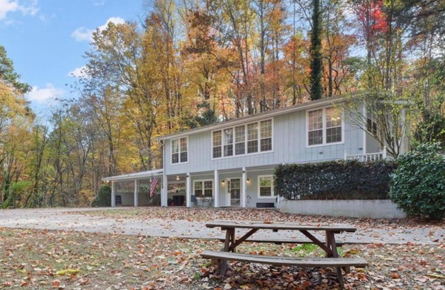 Memories on Memorial - Sleeps 6, walk to downtown, dog friendly, fire pit, covered parking