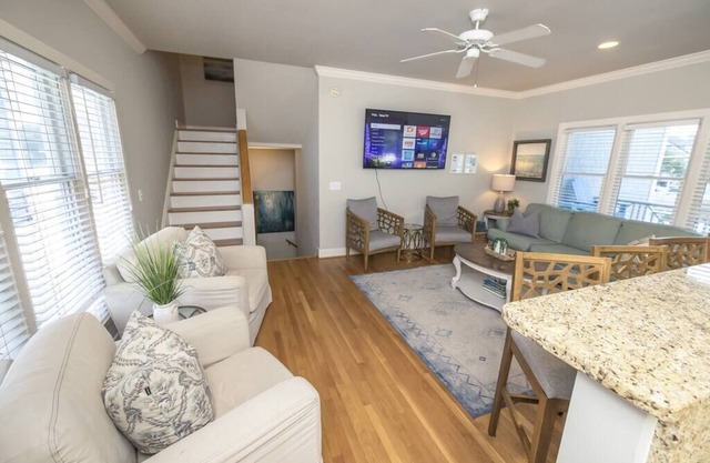Memory Lane-Family Retreat- 1 Block From Ocean, King Bed, Parking For 4 Vehicles