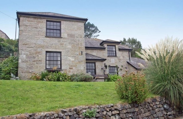 MENGARTH, pet friendly, country holiday cottage in Cadgwith