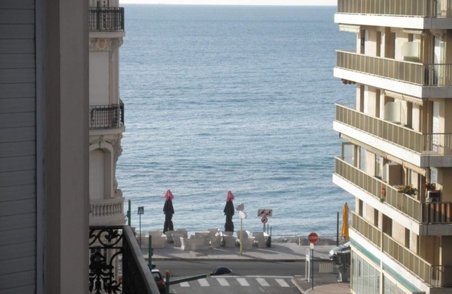 Menton downtown, two rooms flat, 40 meters from the beaches, totally renovated