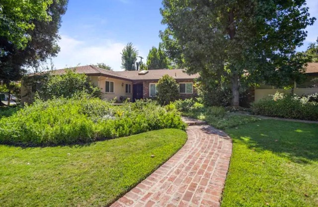 "Merced Manor: Luxurious 6BR Home for Ultimate Comfort and Convenience"