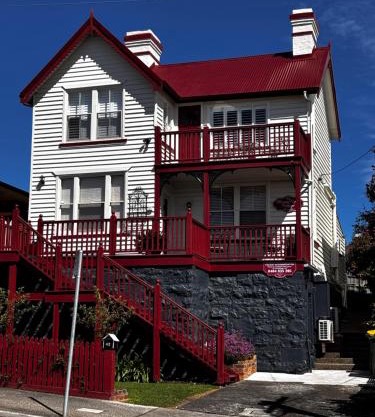 Mersey River Cottage (cir 1888) Central location with Amazing Ocean and Habour Views.