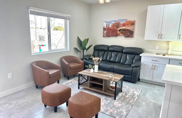 Mesa Modern 2BR: Classic & Charmnn