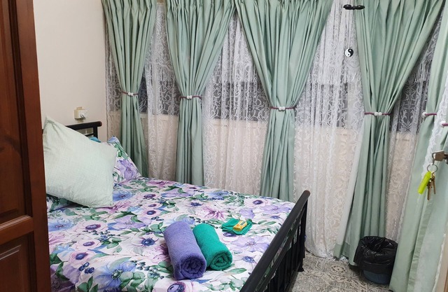 Meyenburg House, Front Room, Budget Double Room with Shared Bathroom & Kitchen