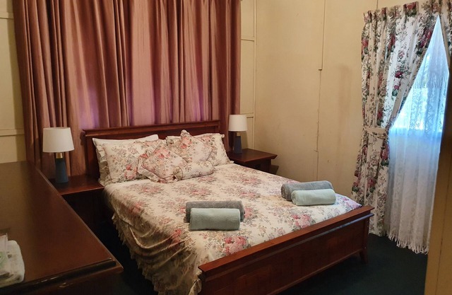 Meyenburg House, KayEd Queen Room with shared bathroom