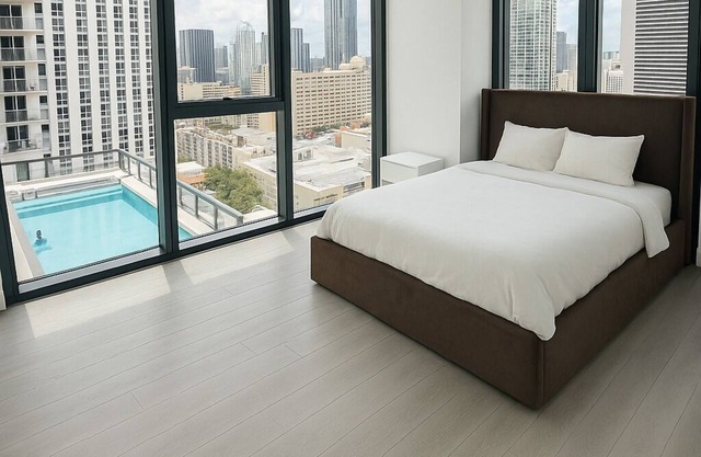 Miami Luxe Stay – 2BR/2BA w/Balcony, Rooftop Pool + Prime Location