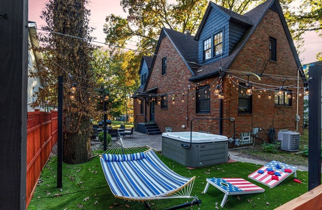Michigan City Mansion/Hot Tub/Fire Pit/Pet Friendly