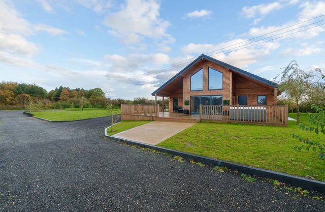 MICKLEMORE LAKES AND LODGES, pet friendly in North Thoresby